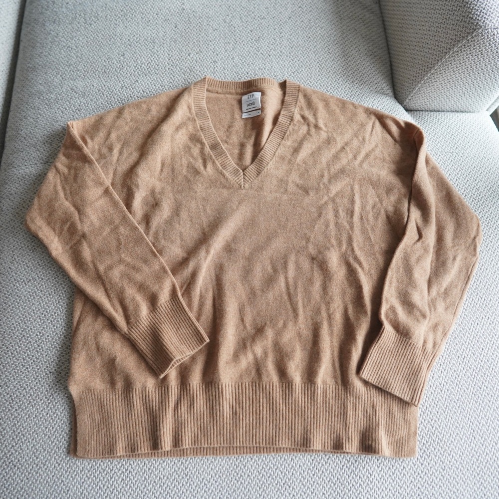 Ami x The Gap cashmere V neck sweater